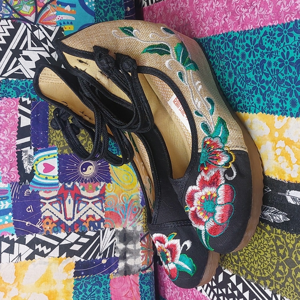 Embroidered floral Platforms size 8